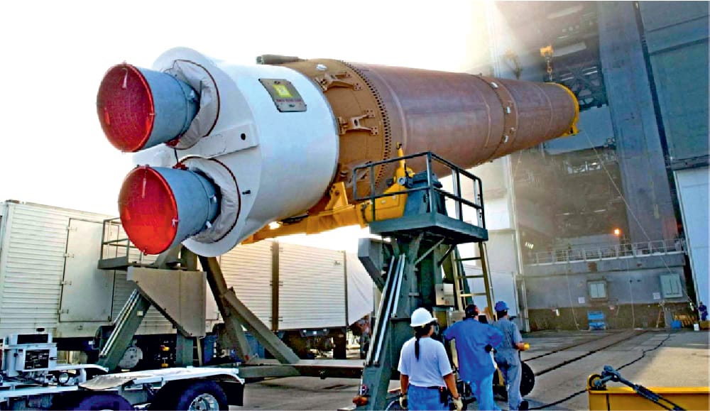 Ракета-носитель «Атлас-5» в цехе
